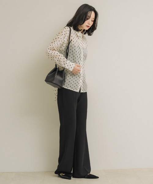 NEUNA(ヌナ)の「【今季トレンドのドットを上品に】シアードットシャツ(シャツ/ブラウス・レディース・ブラック/アイボリー・FREE)」の6枚目の写真