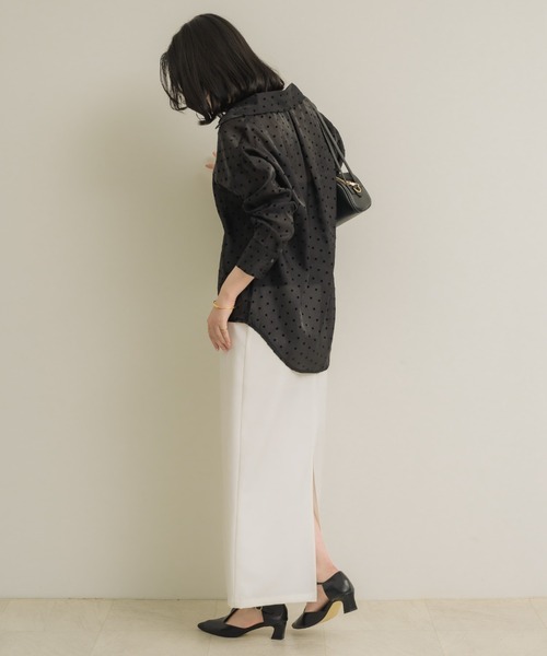 NEUNA(ヌナ)の「【今季トレンドのドットを上品に】シアードットシャツ(シャツ/ブラウス・レディース・ブラック/アイボリー・FREE)」の3枚目の写真