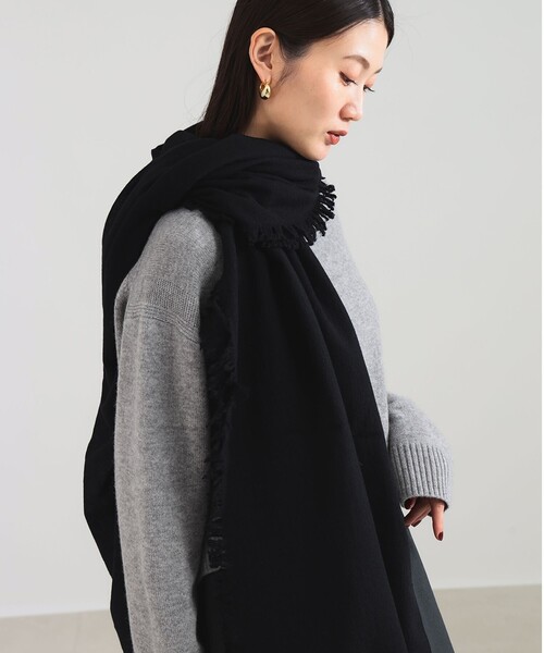 ASAUCE MELER(アソースメレ)の「ASAUCE MELER / ファイン ラム エアリーソリッド ウールストール(ストール/ショール・レディース・ライトグレー/ブラック・ONE SIZE)」の2枚目の写真