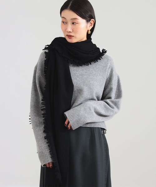 ASAUCE MELER(アソースメレ)の「ASAUCE MELER / ファイン ラム エアリーソリッド ウールストール(ストール/ショール・レディース・ライトグレー/ブラック・ONE SIZE)」の3枚目の写真