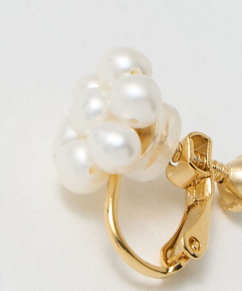 Causerie（コズリ）の「＜Causerie＞淡水パール フラワー イヤリング（イヤリング・レディース・オフホワイト・FREE）」の5枚目の写真