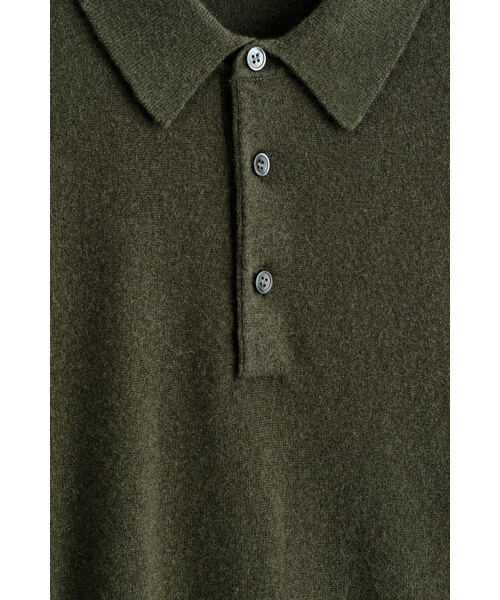 COS(コス)の「ピュアカシミヤポロシャツ(ポロシャツ・メンズ・グレー系その他/ダークカーキ/ブラック・S/L/XL/M/XS)」の5枚目の写真