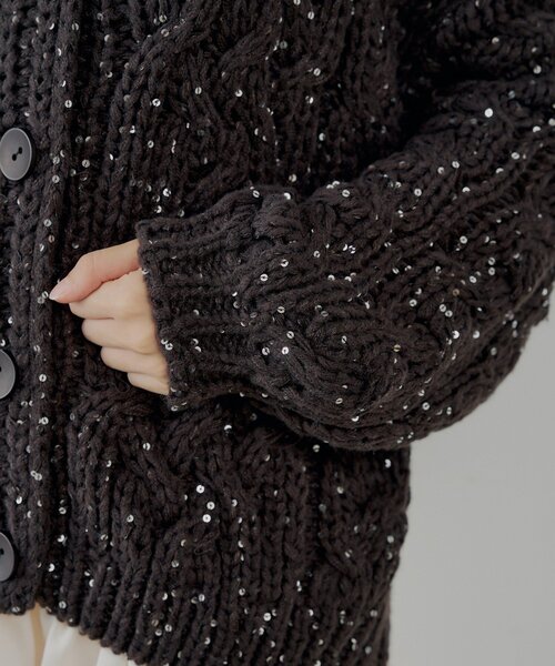 Chico（チコ）の「スパンコールケーブルルーズカーディガン（カーディガン/ボレロ・レディース・グレー/アイボリー/ブラウン・FREE）」の5枚目の写真