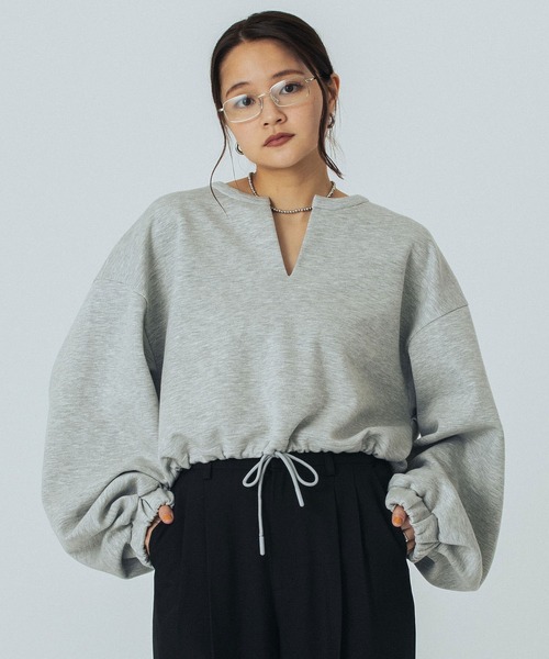 ROSE BUD(ローズバッド)の「VOLUME SLEEVE CROPPED TOP(スウェット・レディース・グレー/ブラック/ピンク・ONE SIZE)」の12枚目の写真