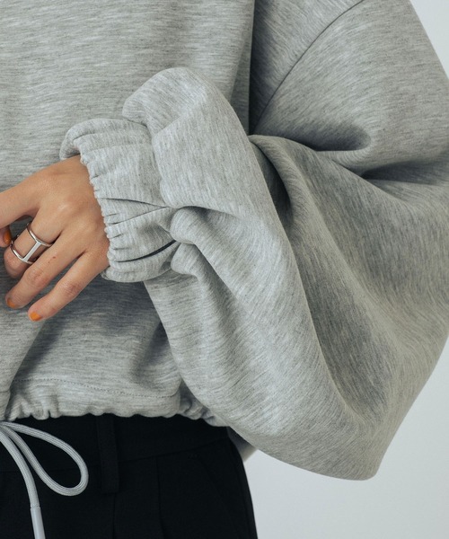 ROSE BUD(ローズバッド)の「VOLUME SLEEVE CROPPED TOP(スウェット・レディース・グレー/ブラック/ピンク・ONE SIZE)」の4枚目の写真