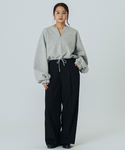 ROSE BUD(ローズバッド)の「VOLUME SLEEVE CROPPED TOP(スウェット・レディース・グレー/ブラック/ピンク・ONE SIZE)」の8枚目の写真