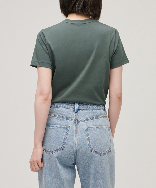 MUSINSA STANDARD WOMAN（ムシンサスタンダードウーマン）の「[クールタンダード] ウィメンズ ベーシック クルーネック Tシャツ [ダスティグリーン]（Tシャツ/カットソー・レディース・その他・X-SMALL/MEDIUM/SMALL/X-LARGE/LARGE）」の2枚目の写真