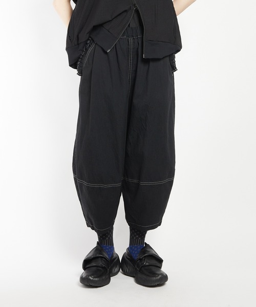 gomme（ゴム）の「フリルポケットデニムパンツ（デニムパンツ・レディース・ブラック/インディゴブルー・MEDIUM）」の2枚目の写真