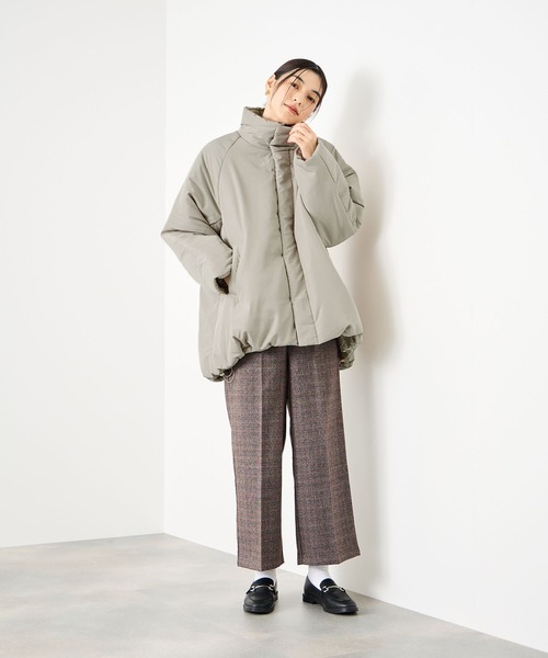 Mac-House(マックハウス)の「Idnesスタンドカラーコクーンシルエット中綿ジャケット(ダウンジャケット/コート・レディース・ブラック/ベージュ/グレイッシュベージュ・FREE)」の10枚目の写真