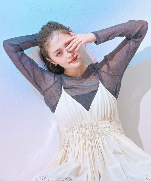 en CAnAF(エンカナフ)の「【ほんのりラメでさりげなく輝く】ラメシアークルーネックプルオーバー(Tシャツ/カットソー・レディース・ピンク/チャコールグレー/オフホワイト/サックスブルー・フリー)」の2枚目の写真