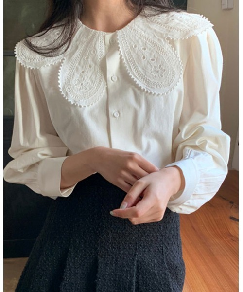 SallyLunn(サリーラン)の「スカラップ襟ブラウス(シャツ/ブラウス・レディース・ブラック/ホワイト・LARGE/MEDIUM)」の2枚目の写真