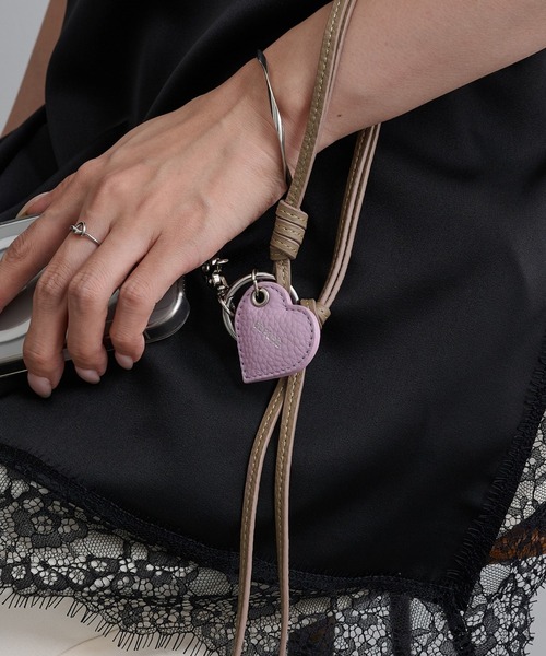 Beau're(ヴュレ)の「【BEAURE】26SS新色追加!≪別注≫Heart Colored Leather Cord 携帯ストラップ(スマホグッズ・レディース・ライトグリーン/ブラック/ベージュ/ブラウン/ライトブルー/ネイビー/グレイッシュベージュ・FREE)」の4枚目の写真