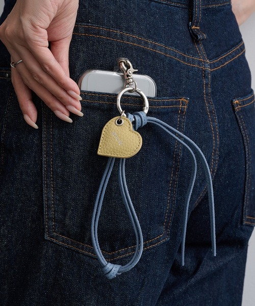 Beau're(ヴュレ)の「【BEAURE】26SS新色追加!≪別注≫Heart Colored Leather Cord 携帯ストラップ(スマホグッズ・レディース・ライトグリーン/ブラック/ベージュ/ブラウン/ライトブルー/ネイビー/グレイッシュベージュ・FREE)」の6枚目の写真