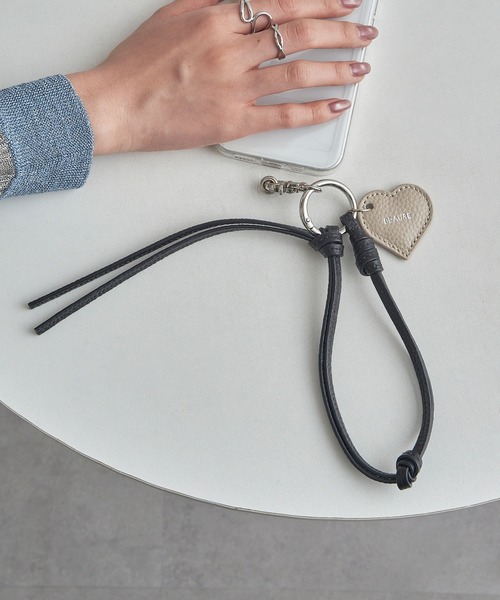 Beau're（ヴュレ）の「【BEAURE】≪別注≫Heart Colored Leather Cord 携帯ストラップ（スマホグッズ・レディース・ライトグリーン/ブラック/ベージュ/ブラウン・FREE）」の9枚目の写真