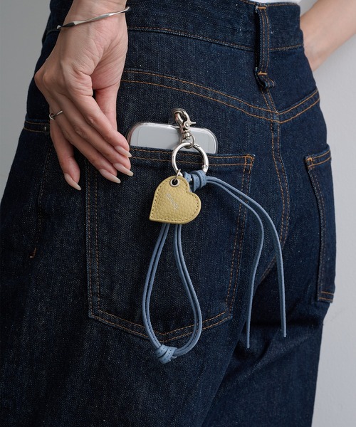 Beau're(ヴュレ)の「【BEAURE】26SS新色追加!≪別注≫Heart Colored Leather Cord 携帯ストラップ(スマホグッズ・レディース・ライトグリーン/ブラック/ベージュ/ブラウン/ライトブルー/ネイビー/グレイッシュベージュ・FREE)」の16枚目の写真