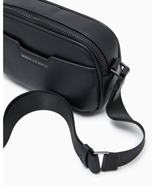 ARMANI EXCHANGE（アルマーニエクスチェンジ）の「【A|X アルマーニ エクスチェンジ】AXロゴ ショルダーバッグ（ショルダーバッグ・メンズ・ブラック・FREE）」の2枚目の写真