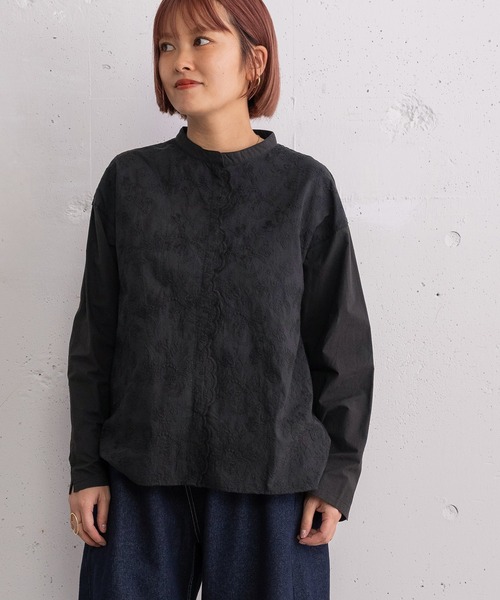 POU DOU DOU（プードゥドゥ）の「スカラップ刺繍ブラウス（シャツ/ブラウス・レディース・オフホワイト/ブルー/ブラック・3）」の2枚目の写真