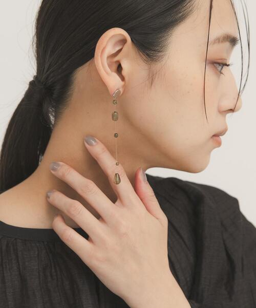 KBF(ケイビーエフ)の「シズクピアス(ピアス(両耳用)・レディース・カーキ/クリア・ONE)」の1枚目の写真