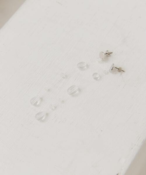 KBF(ケイビーエフ)の「シズクピアス(ピアス(両耳用)・レディース・カーキ/クリア・ONE)」の2枚目の写真