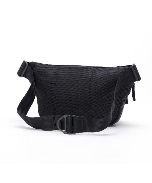 CHROME（クローム）の「［ CHROME / クローム ］BOT FLAP SLING 8L / ボット フラップ スリング 8リットル 耐水 ボディバッグ iPad収納 容量：8L（ボディバッグ/ウエストポーチ・メンズ・ブラック・FREE）」の4枚目の写真