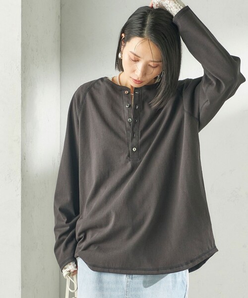 SHIPS(シップス)の「【SHIPS別注】onit: ヘンリー ネック プルオーバー(Tシャツ/カットソー・レディース・グレー/ライトグレー/ライトブルー/ブラック・ONE SIZE)」の2枚目の写真