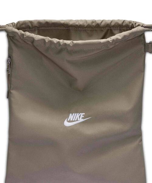 NIKE(ナイキ)の「ナイキ ヘリテージ 2.0 ドローコード バッグ (12L) / Nike Heritage 2.0 Drawstring Bag (12L) IB4356-320 Light Army(エコバッグ/サブバッグ・メンズ・グリーン系その他2・ONE SIZE)」の2枚目の写真
