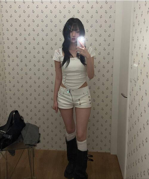 ETRE AU SOMMET(エトレオソメ)の「Napoleon Diagonal zipper short pants (White)(デニムパンツ・レディース・ホワイト・1/2)」の4枚目の写真