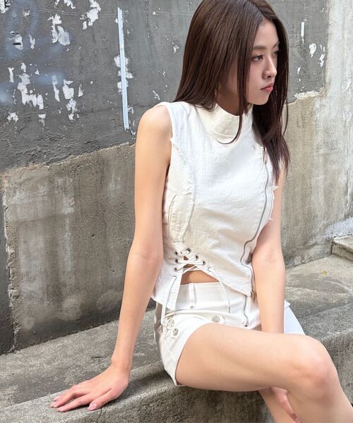 ETRE AU SOMMET(エトレオソメ)の「Napoleon Diagonal zipper short pants (White)(デニムパンツ・レディース・ホワイト・1/2)」の3枚目の写真
