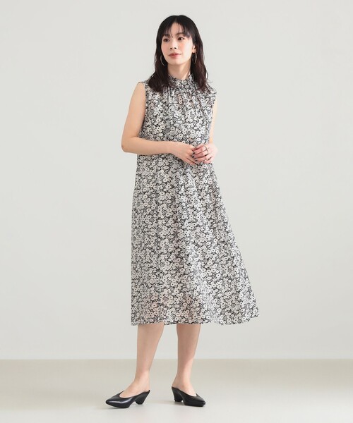 Demi-Luxe BEAMS(デミルクス ビームス)の「【7/24値下げ】フラワー フリルネック ノースリーブ ワンピース(ワンピース・レディース・ブラック・36/38)」の2枚目の写真