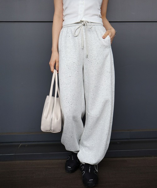SpRay（スプレイ）の「【トレンド感◎/こなれカジュアル】スタッズ付スウェットパンツ（スウェットパンツ・レディース・グレー/オートミール/アイボリー・FREE）」の9枚目の写真
