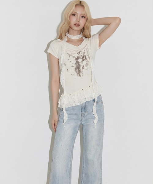 .KOM(ドットコム)の「A'GEM/9 × .kom 『.KOM/ドットケーオーエム』 ドレープネック フリルヘム グラフィックトップス(Tシャツ/カットソー・レディース・アイボリー/ブラック/グレー・FREE)」の5枚目の写真