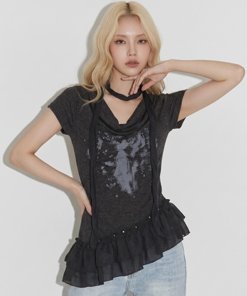 .KOM(ドットコム)の「A'GEM/9 × .kom 『.KOM/ドットケーオーエム』 ドレープネック フリルヘム グラフィックトップス(Tシャツ/カットソー・レディース・アイボリー/ブラック/グレー・FREE)」の7枚目の写真