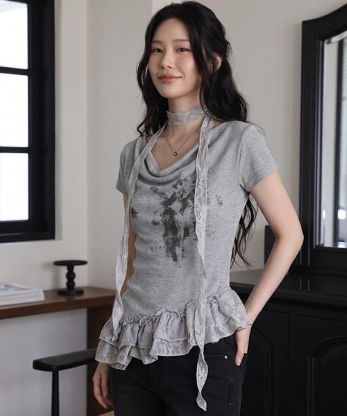 .KOM(ドットコム)の「A'GEM/9 × .kom 『.KOM/ドットケーオーエム』 ドレープネック フリルヘム グラフィックトップス(Tシャツ/カットソー・レディース・アイボリー/ブラック/グレー・FREE)」の14枚目の写真
