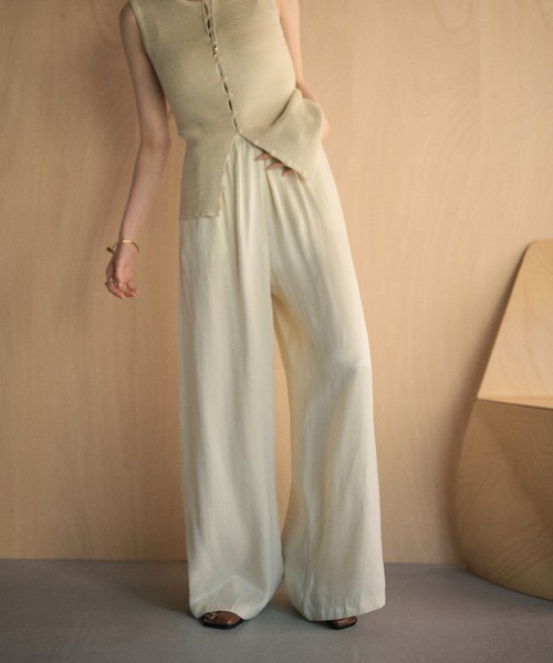 LAULEN(ローレン)の「satin gather relax wide pants /サテンギャザーリラックスワイドパンツ(その他パンツ・レディース・ブラック/アイボリー・FREE)」の1枚目の写真