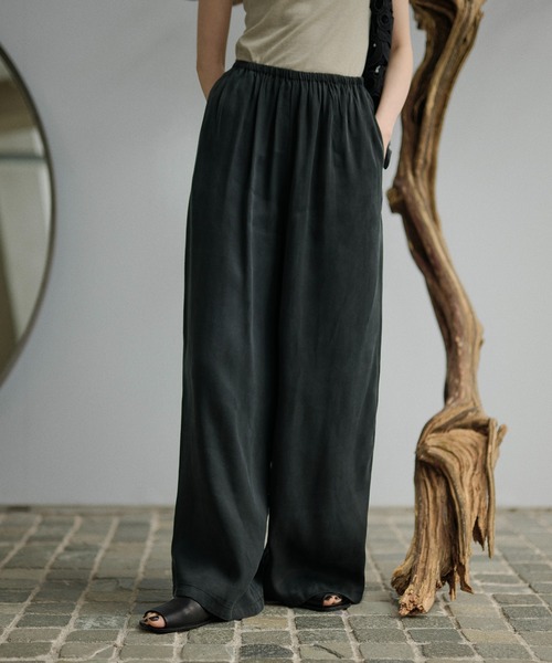 LAULEN(ローレン)の「satin gather relax wide pants /サテンギャザーリラックスワイドパンツ(その他パンツ・レディース・ブラック・FREE)」の1枚目の写真
