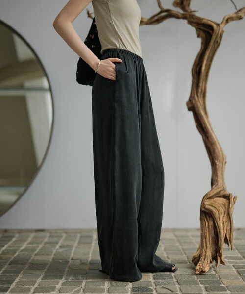 LAULEN(ローレン)の「satin gather relax wide pants /サテンギャザーリラックスワイドパンツ(その他パンツ・レディース・ブラック・FREE)」の13枚目の写真