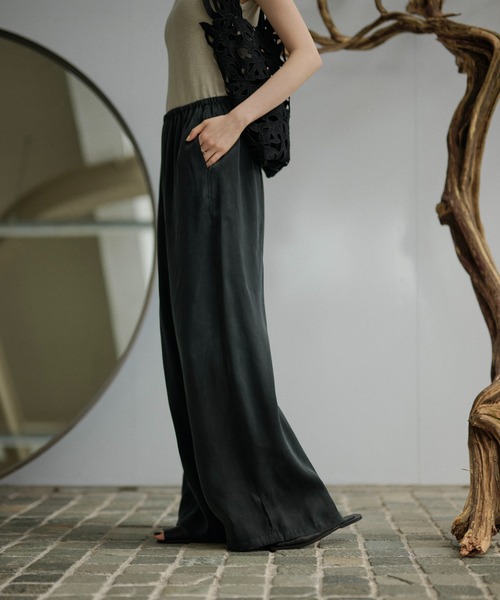 LAULEN(ローレン)の「satin gather relax wide pants /サテンギャザーリラックスワイドパンツ(その他パンツ・レディース・ブラック・FREE)」の17枚目の写真