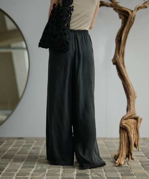LAULEN(ローレン)の「satin gather relax wide pants /サテンギャザーリラックスワイドパンツ(その他パンツ・レディース・ブラック・FREE)」の18枚目の写真