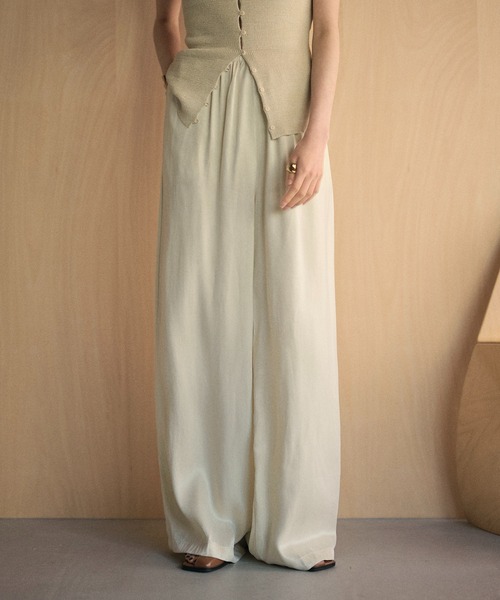 LAULEN(ローレン)の「satin gather relax wide pants /サテンギャザーリラックスワイドパンツ(その他パンツ・レディース・ブラック・FREE)」の2枚目の写真