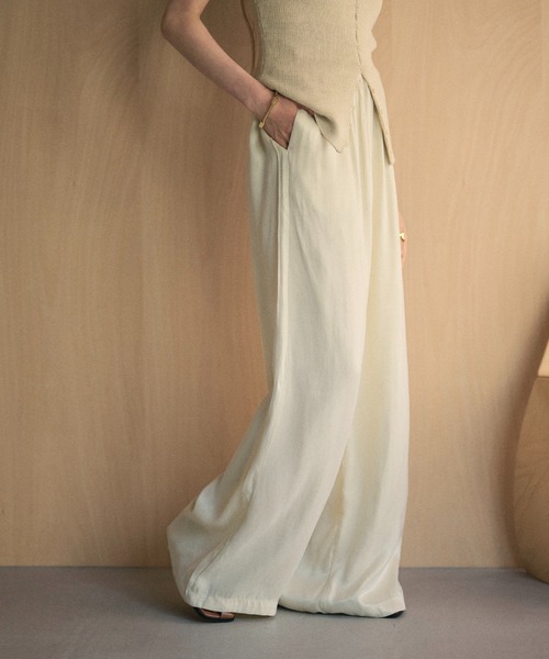 LAULEN(ローレン)の「satin gather relax wide pants /サテンギャザーリラックスワイドパンツ(その他パンツ・レディース・ブラック・FREE)」の3枚目の写真