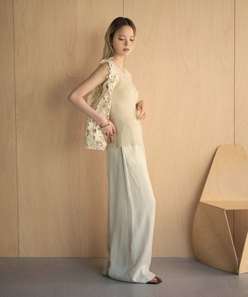 LAULEN(ローレン)の「satin gather relax wide pants /サテンギャザーリラックスワイドパンツ(その他パンツ・レディース・ブラック・FREE)」の11枚目の写真