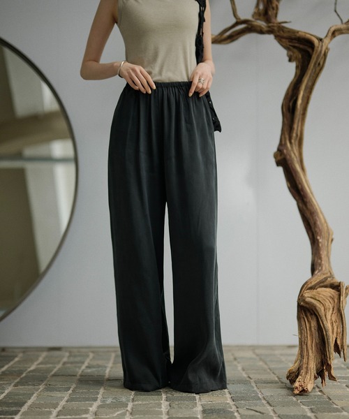 LAULEN(ローレン)の「satin gather relax wide pants /サテンギャザーリラックスワイドパンツ(その他パンツ・レディース・ブラック/アイボリー・FREE)」の3枚目の写真