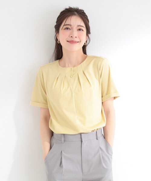 SHOO・LA・RUE(シューラルー)の「【洗濯後しわになりにくい/UV/S-LL】Tシャツ感覚できれい見え タックブラウス(シャツ/ブラウス・レディース・オフホワイト/ネイビー/イエロー系その他・04/03/02/01)」の4枚目の写真