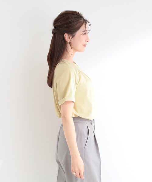 SHOO・LA・RUE(シューラルー)の「【洗濯後しわになりにくい/UV/S-LL】Tシャツ感覚できれい見え タックブラウス(シャツ/ブラウス・レディース・オフホワイト/ネイビー/イエロー系その他・04/03/02/01)」の5枚目の写真