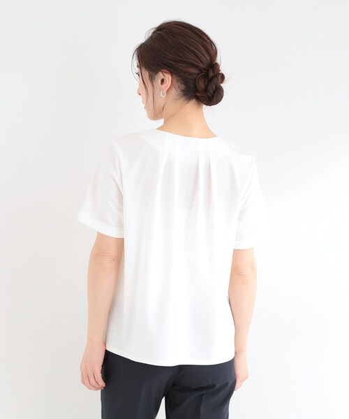 SHOO・LA・RUE(シューラルー)の「【洗濯後しわになりにくい/UV/S-LL】Tシャツ感覚できれい見え タックブラウス(シャツ/ブラウス・レディース・オフホワイト/ネイビー/イエロー系その他・04/03/02/01)」の9枚目の写真