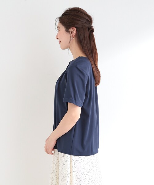 SHOO・LA・RUE(シューラルー)の「【洗濯後しわになりにくい/UV/S-LL】Tシャツ感覚できれい見え タックブラウス(シャツ/ブラウス・レディース・オフホワイト/ネイビー/イエロー系その他・04/03/02/01)」の13枚目の写真