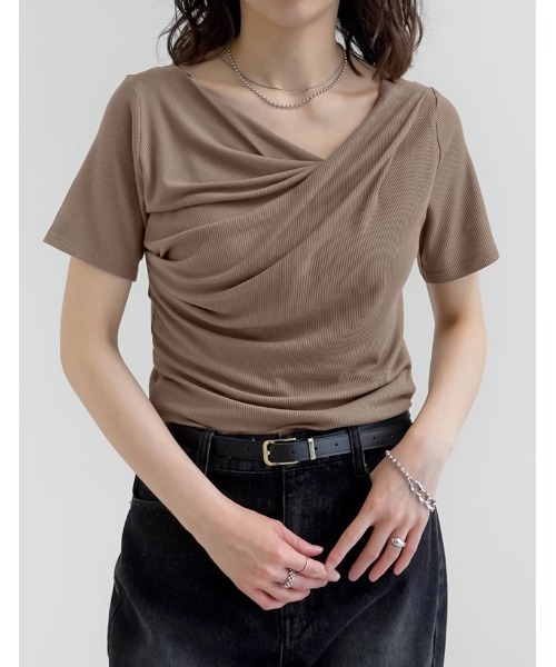Re:EDIT(リエディ)の「リブカットソードレープ半袖トップス(Tシャツ/カットソー・レディース・ブラック/モカ/オフホワイト/グレー/レッド・MEDIUM/LARGE)」の4枚目の写真
