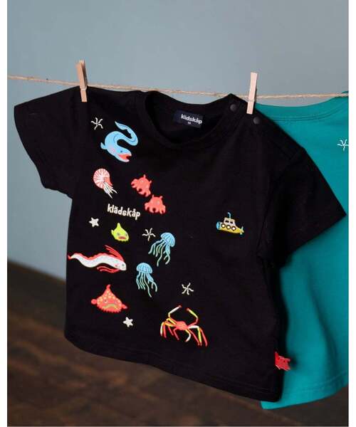 kladskap（クレードスコープ）の「【大好評につき再入荷】蓄光深海魚刺しゅう半袖Tシャツ【接触冷感・吸水速乾】（Tシャツ/カットソー・キッズ・ブルーグリーン/ブラック・120cm/100cm/110cm/130cm/90cm）」の2枚目の写真