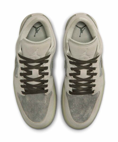 JORDAN BRAND(ジョーダンブランド)の「エア ジョーダン 1 LOW SE ウィメンズシューズ / Air Jordan 1 Low SE Women's Shoes IR7327-304 Spruce Fog(スニーカー・レディース・ライトグリーン・24.5/23.5/23/22.5/22/24/26/25.5/25)」の4枚目の写真