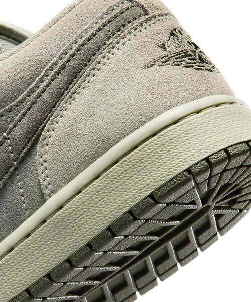 JORDAN BRAND(ジョーダンブランド)の「エア ジョーダン 1 LOW SE ウィメンズシューズ / Air Jordan 1 Low SE Women's Shoes IR7327-304 Spruce Fog(スニーカー・レディース・ライトグリーン・24.5/23.5/23/22.5/22/24/26/25.5/25)」の8枚目の写真